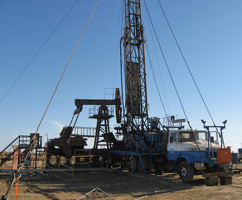 Imagen de una torre de reparación que se utiliza en los servicios para campos de petróleo personalizados