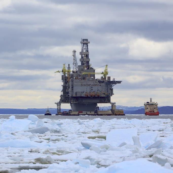 Torre de plataforma petrolera en un mar helado, donde se usan empaques de Novomet