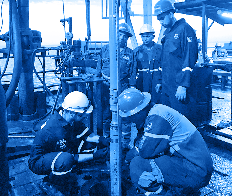 Fotografía de un piso de perforación donde se observa la instalación de una bomba cilíndrica de desplazamiento rotativo en un pozo de petróleo pesado